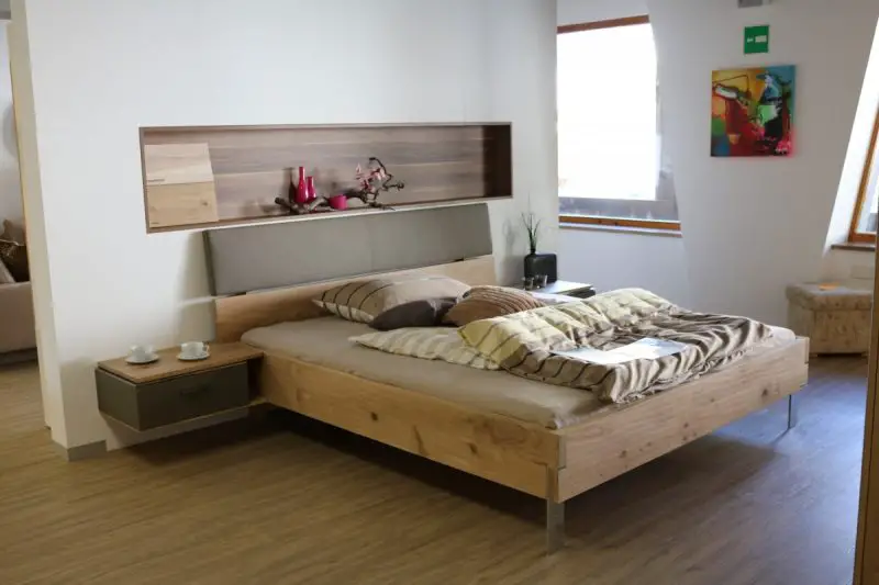 Jak vyplnit mezeru mezi matrací a rámem postele? 4 snadné kroky!