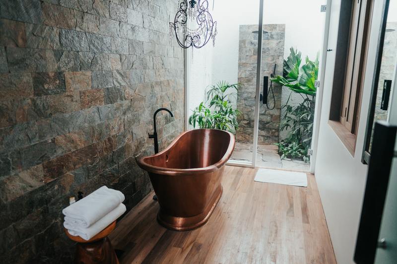 Jak opravit dřevo poškozené v koupelně vodou v 5 snadných krocích