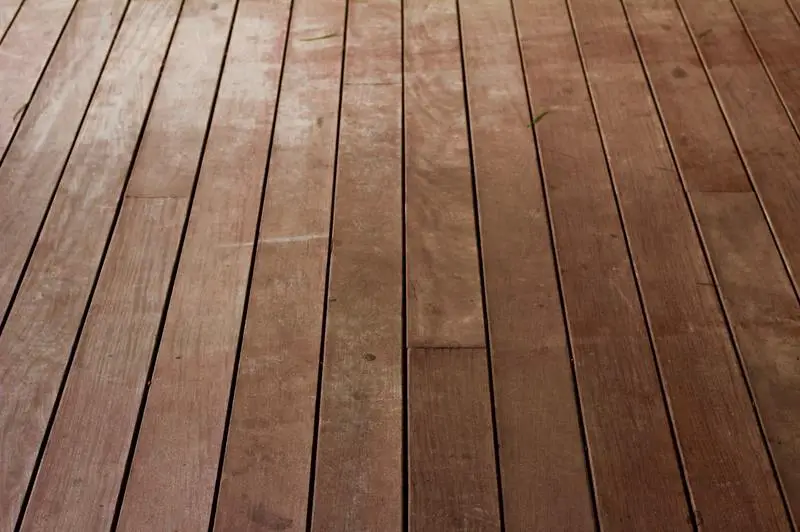 Jak opravit podlahy z tvrdého dřeva poškozené vodou: 6 jednoduchých kroků