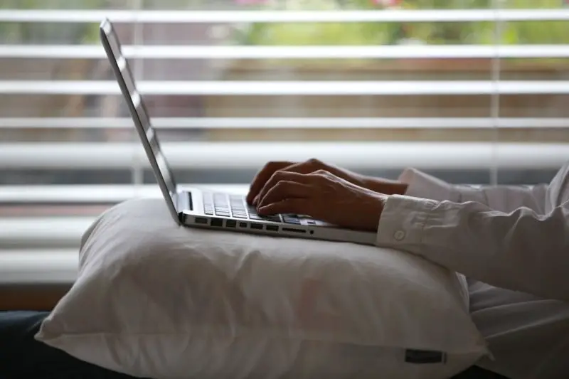 Jak používat notebook v posteli? 5 nejlepších tipů!