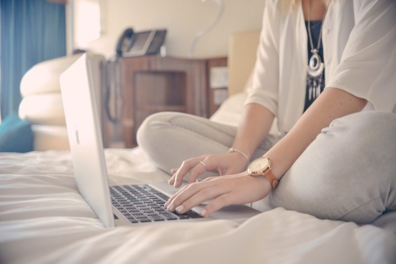 Jak používat notebook v posteli bez přehřívání? 5 nejlepších tipů!