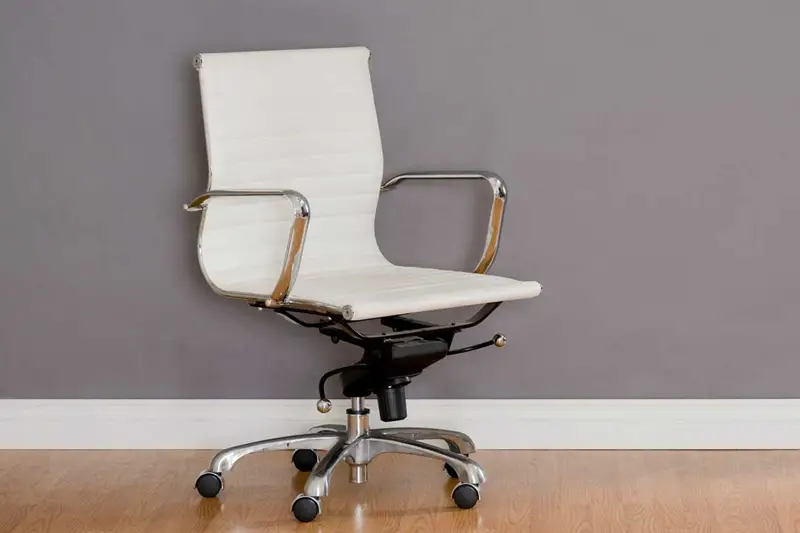 Klouzání na otočné kancelářské židli: Jak se zbavit problému