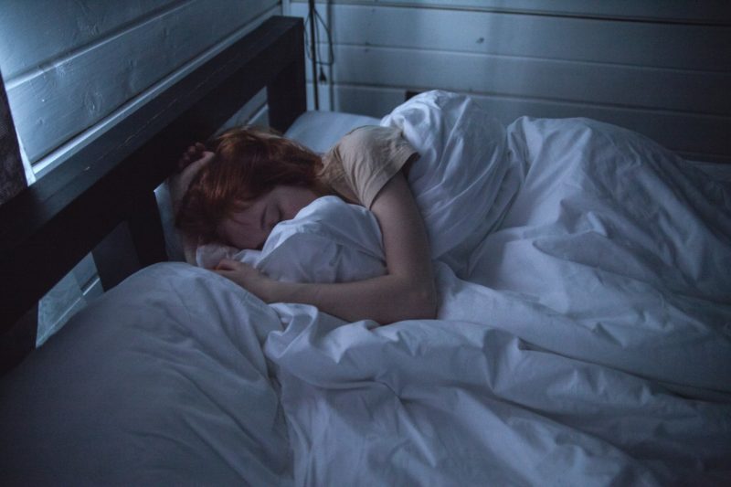 Kolik lidí může spát na plné posteli? 3 základní věci