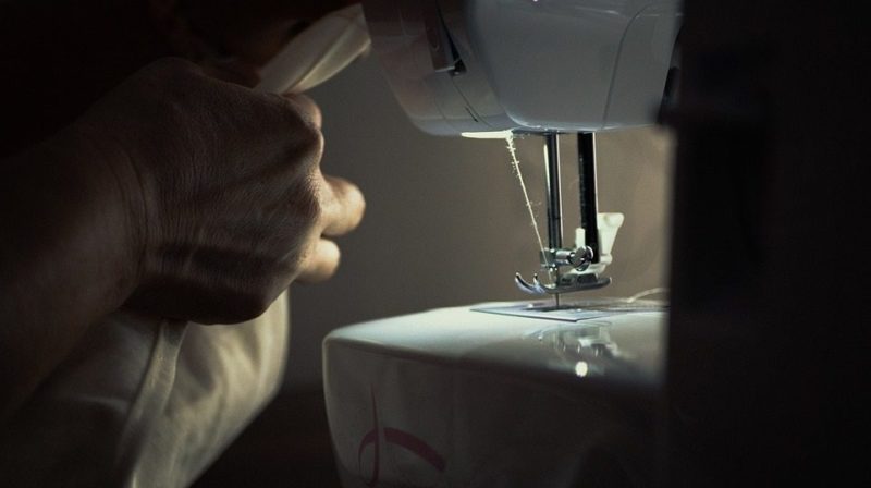 Co je to bezplatný šicí stroj na ruce: Používá a další