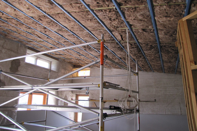 Jak odstranit izolaci stropu poškozenou vodou: 2 snadné způsoby