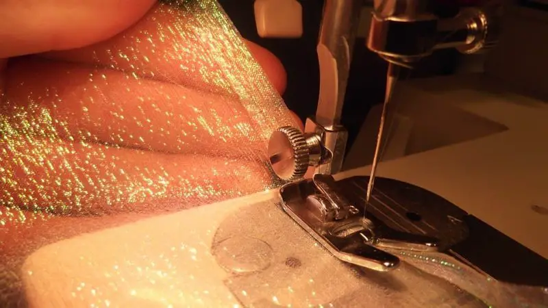 Jak opravit tlačítko zpětného chodu na šicím stroji