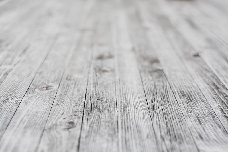 Jak opravit vodou poškozené bílé umyté dřevo: 8 jednoduchých kroků