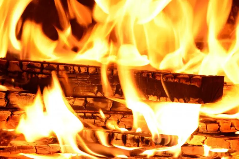 Jak rozdělat oheň v kamnech na dřevo? 7 jednoduchých kroků!
