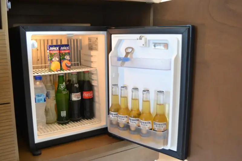 Jak skrýt mini ledničku v práci? 5 nejlepších nápadů!