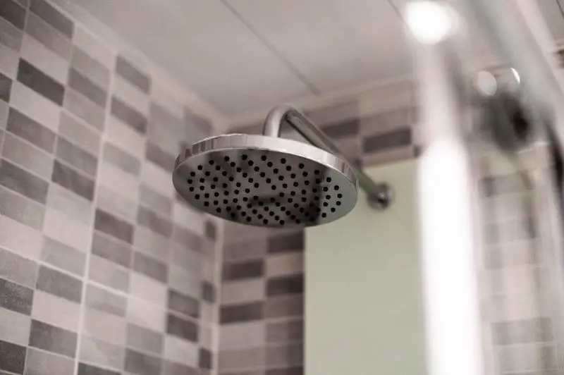 Jak zabránit plísni ve sprchovém těsnění: 4 nejlepší metody pro kutily