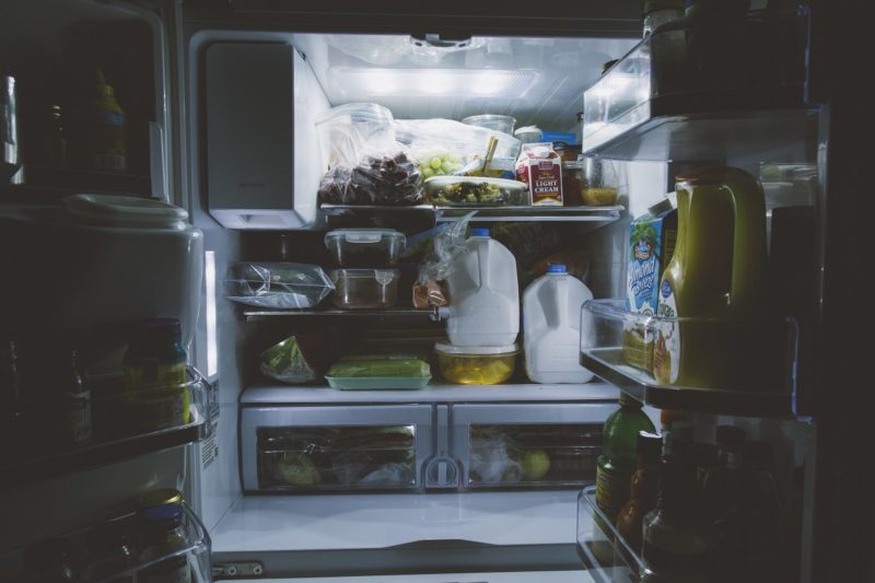 Proč moje lednička voní jako chemikálie? 5 překvapivých důvodů!