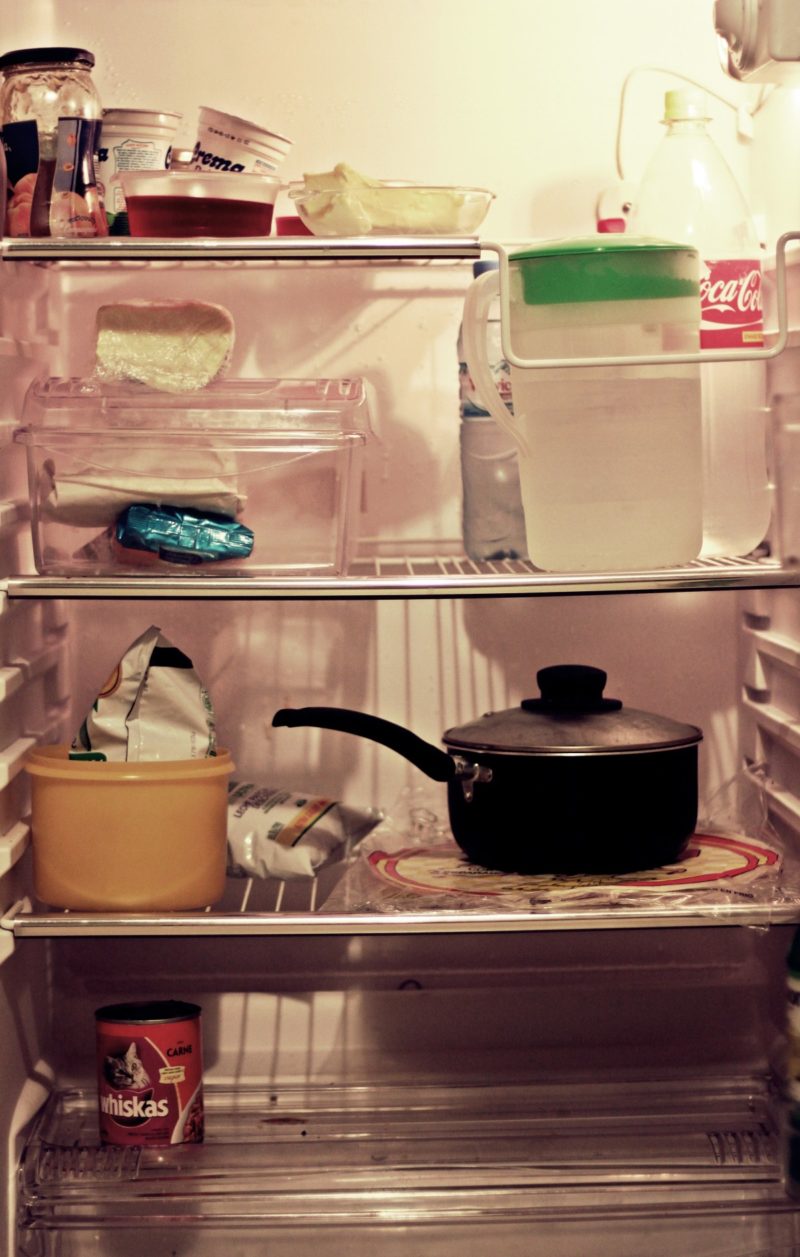 Proč voní moje lednička? 7 překvapivých důvodů!