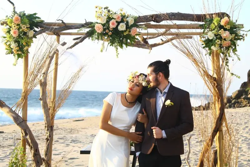 Co by si měl ženich obléknout na plážovou svatbu