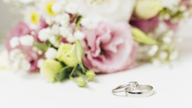 Co děláte se zásnubním prstenem na svatební den