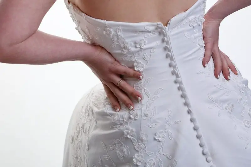 Co nosit pod svatební šaty s nízkými zády