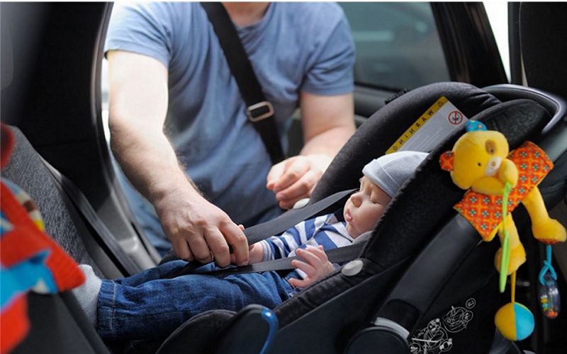 Jak by měl novorozenec sedět v autosedačce? Nový průvodce