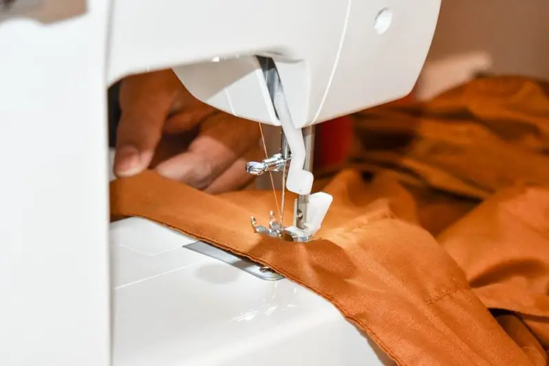Jak čistit napínací kotouče šicí stroj: 2 kroky