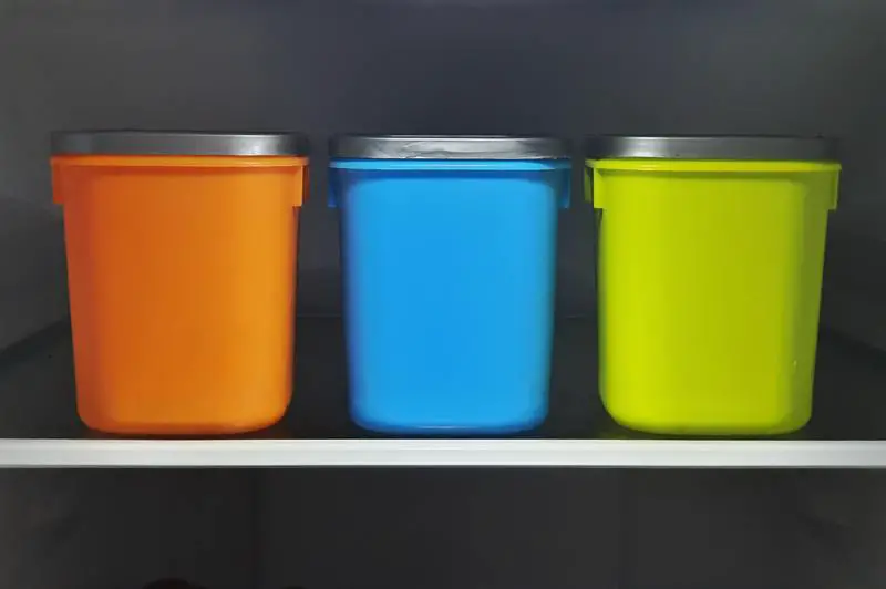 Jak dostat plíseň z plastové nádoby: Kompletní průvodce