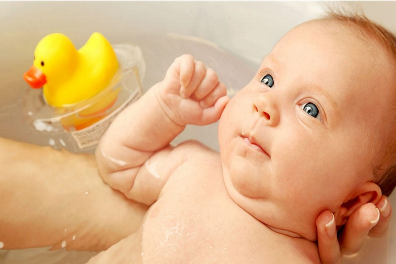 Jak mýt dětské vlásky ve vaně se šamponem