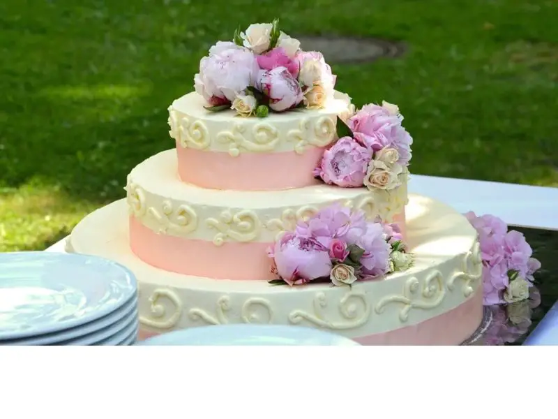 Jak naskládat svatební dort jako profík ve 3 krocích