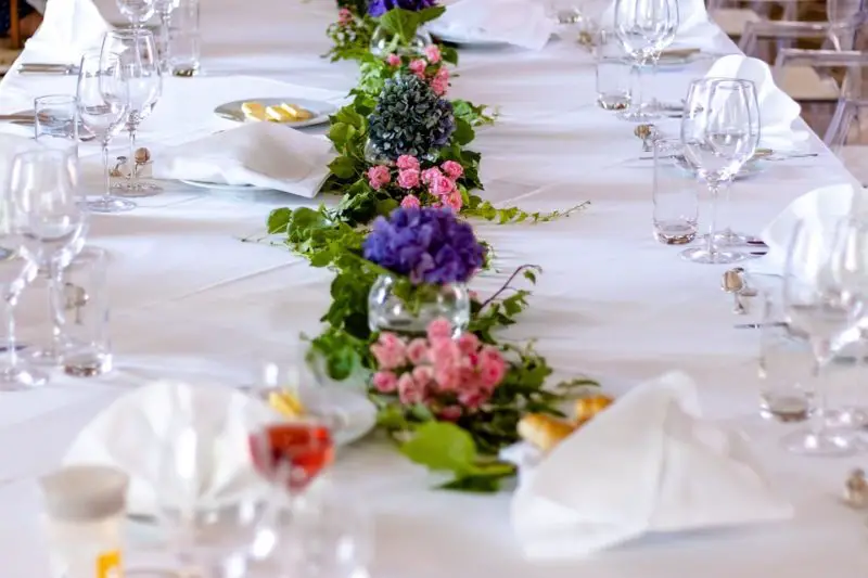 Jak nastavit dlouhé stoly pro svatební hostinu