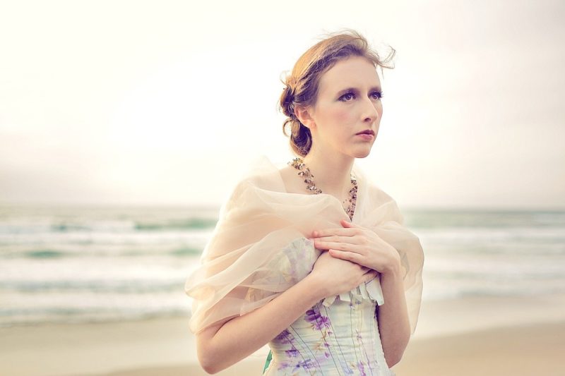 Jak nosit šátek na svatbu: 4 elegantní styly
