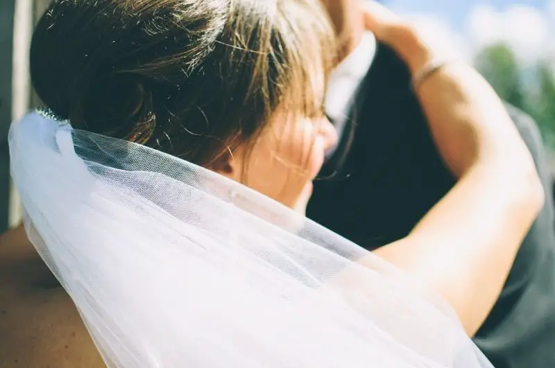 Jak nosit svatební závoj: Nejlepší kompletní průvodce