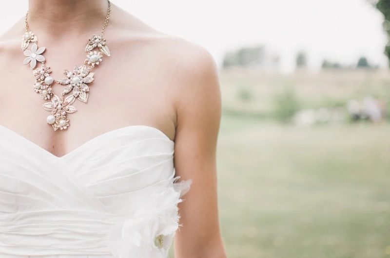 Jak ozdobit svatební šaty: 4 tipy pro nevěsty