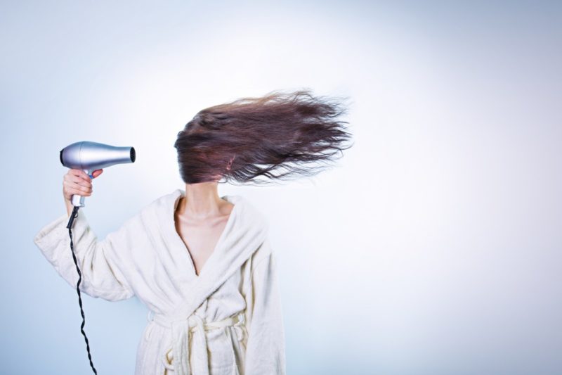 Jak rychle usušit vlasy bez fénu? 3 jednoduché úžasné způsoby