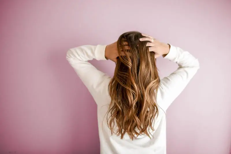 Jak se zbavit plísně ve vlasech: Snadný průvodce ve 4 krocích