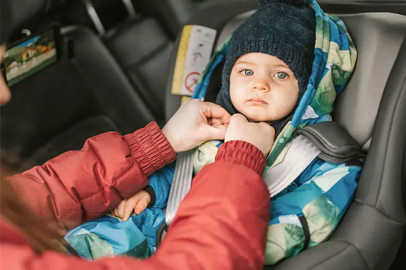Jak udržet dítě v teple v autosedačce