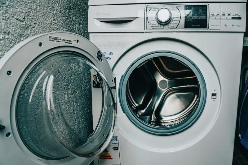Jak uvolnit ucpaný odtok pračky? 5 snadných kroků!