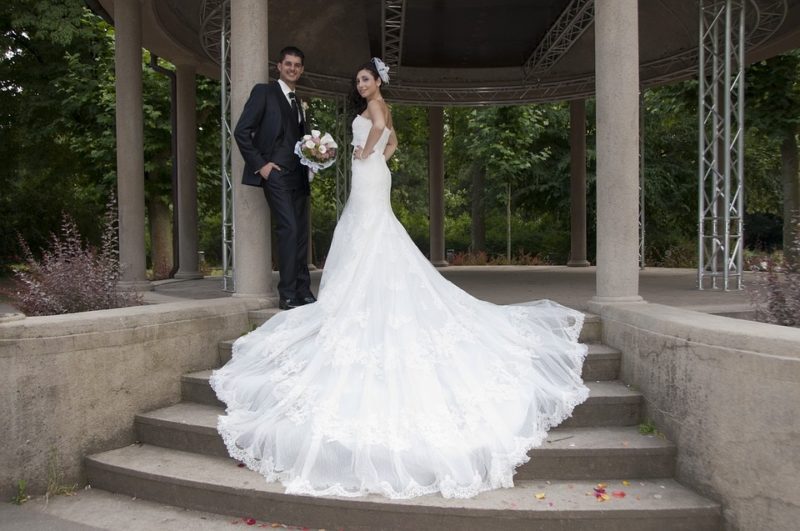 Jak vyrobit odnímatelný vlak pro svatební šaty