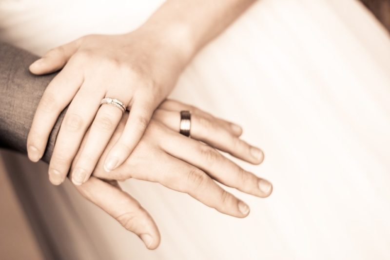 Jak zabránit roztočení snubního prstenu: 5 nejlepších triků