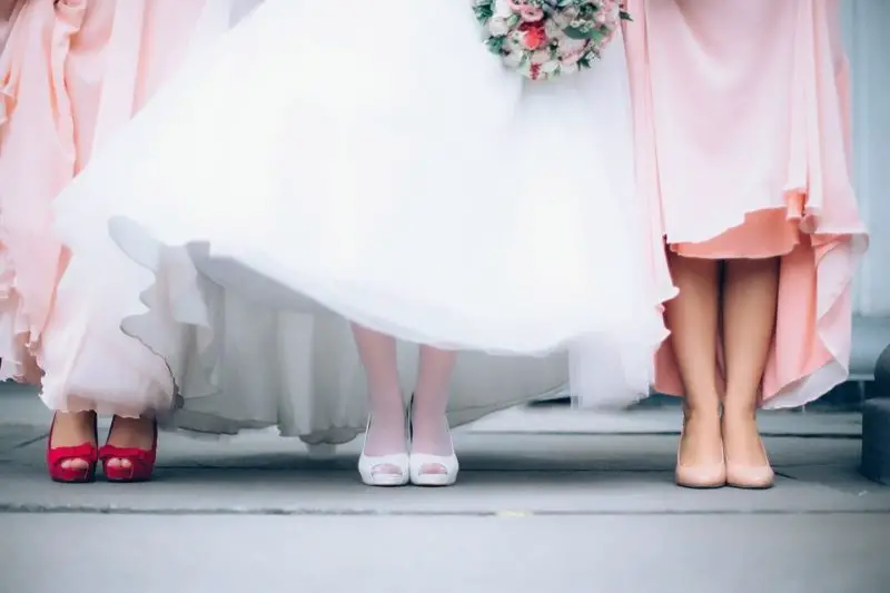 Jaké boty nosit se svatebními šaty: 3 faktory