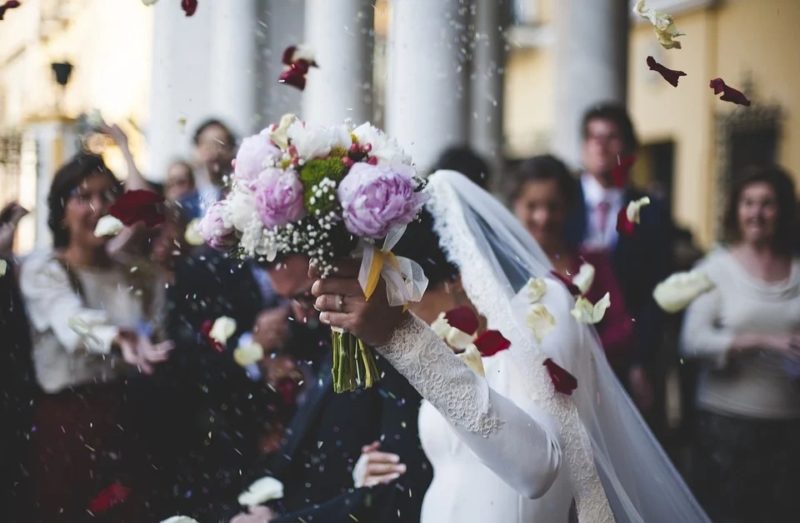 Kdo dostane květiny na svatbě: tradice a další