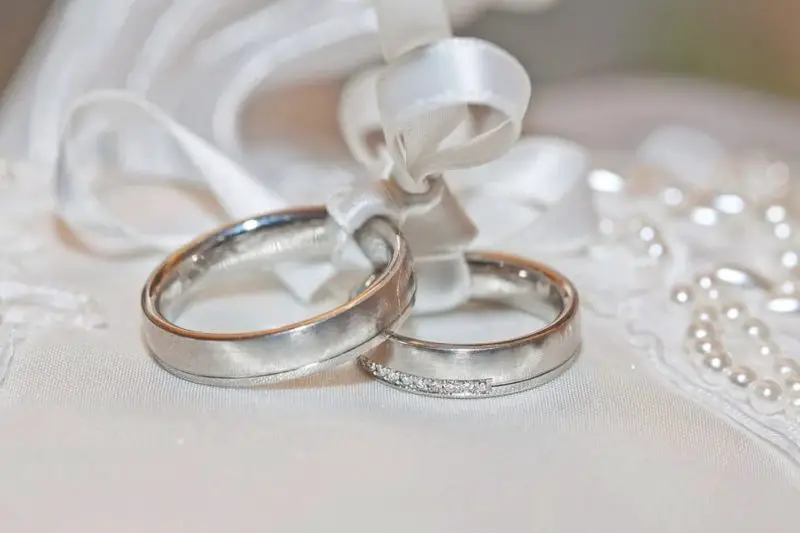 Kdo drží prsteny na svatbě: tradice a další