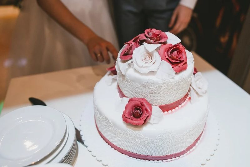 Kdo krájí dort na svatbě: Tradice a další
