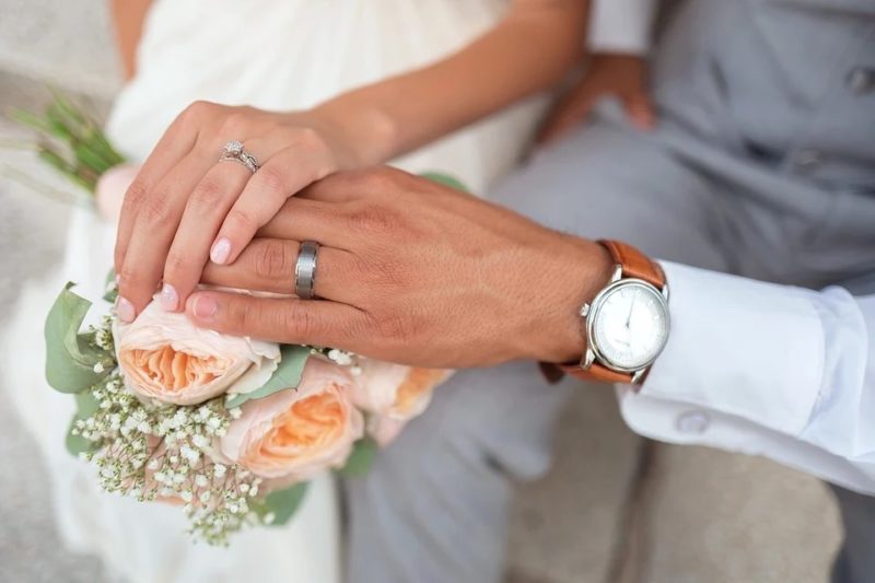 Kdo kupuje snubní prsteny: tradice a etiketa