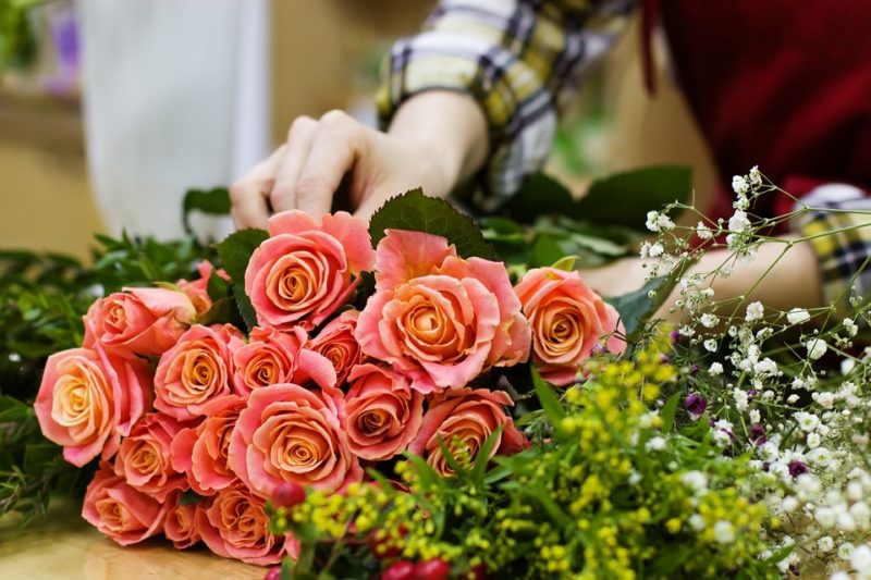Kdo platí za svatební květiny: Tradiční očekávání