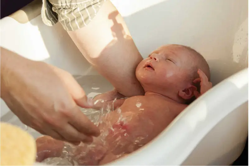 Kdy můžete ponořit dítě do vany? Průvodce