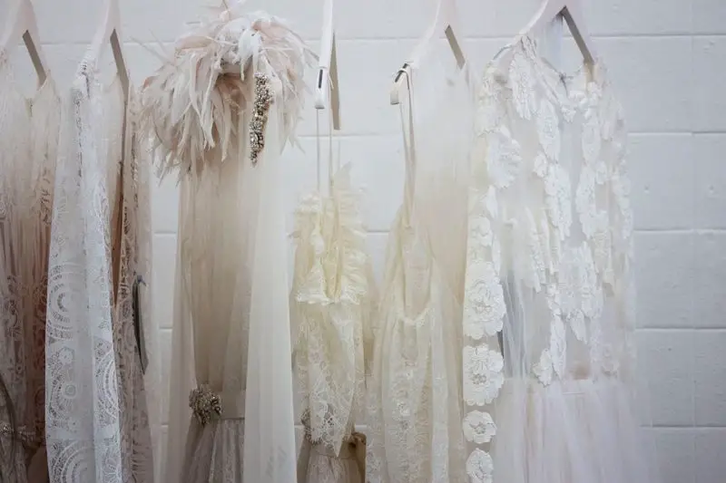 Kolik vydělávají návrháři svatebních šatů