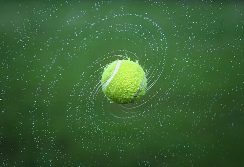 Proč lidé dávají tenisový míček do sušičky? 3 šokující důvody!