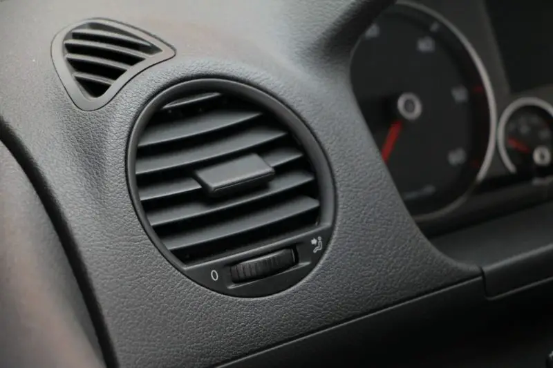 Proč moje auto topení fouká studený vzduch