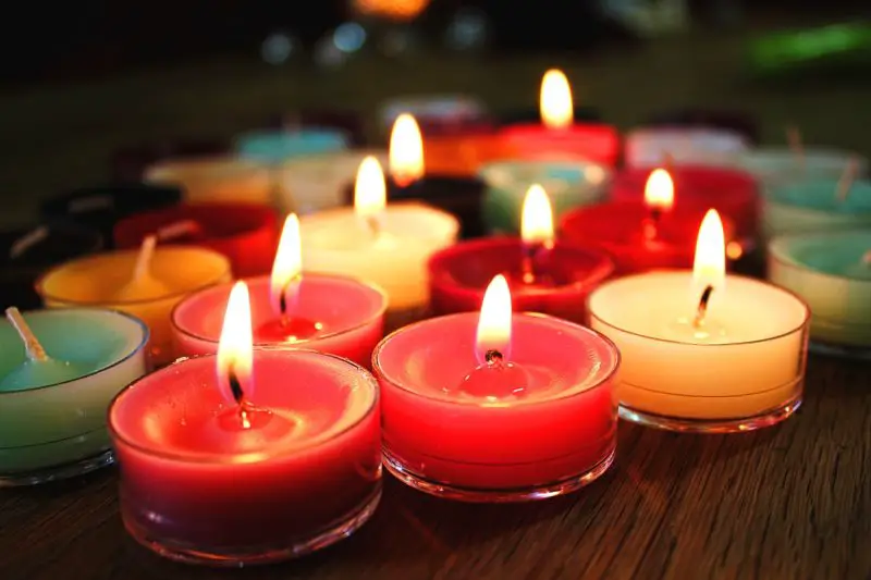 Výhody a nevýhody svíček s parafínovým voskem