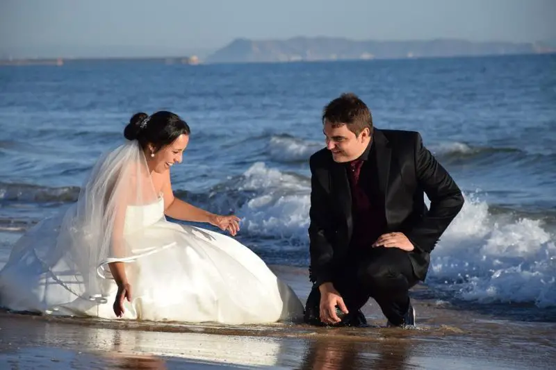 Co nosit na plážovou svatbu Muži: Průvodce mužským oblečením