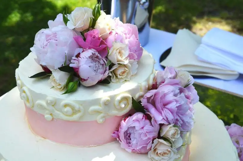 Jak dát čerstvé květiny na svatební dort ve 2 krocích