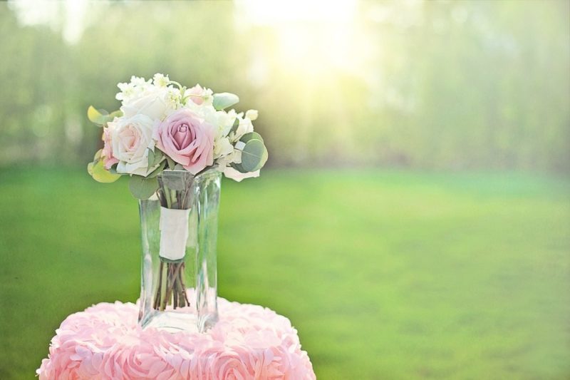 Jak ozdobit vázu na svatbu: Snadné DIY