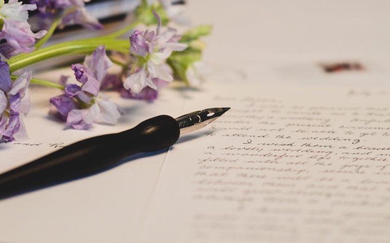 Jak ručně psát svatební pozvánky: 2 nejlepší způsoby