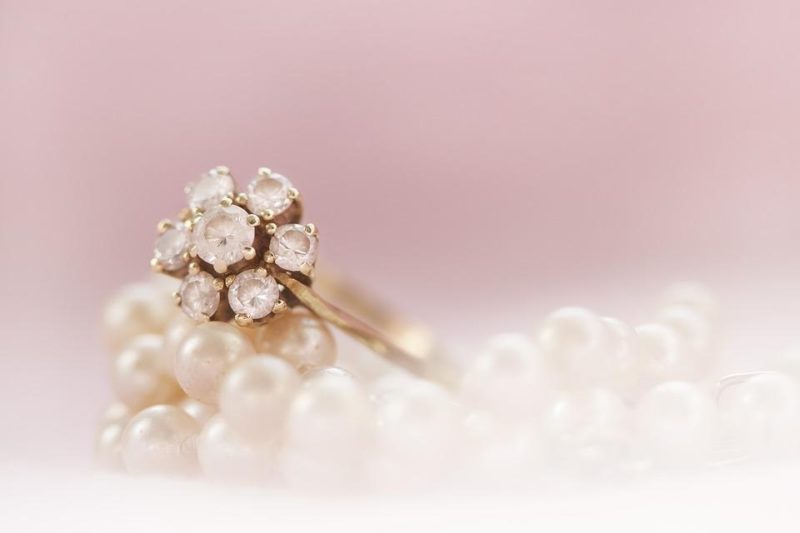 Jak vybrat svatební šperky: 3 zásadní faktory